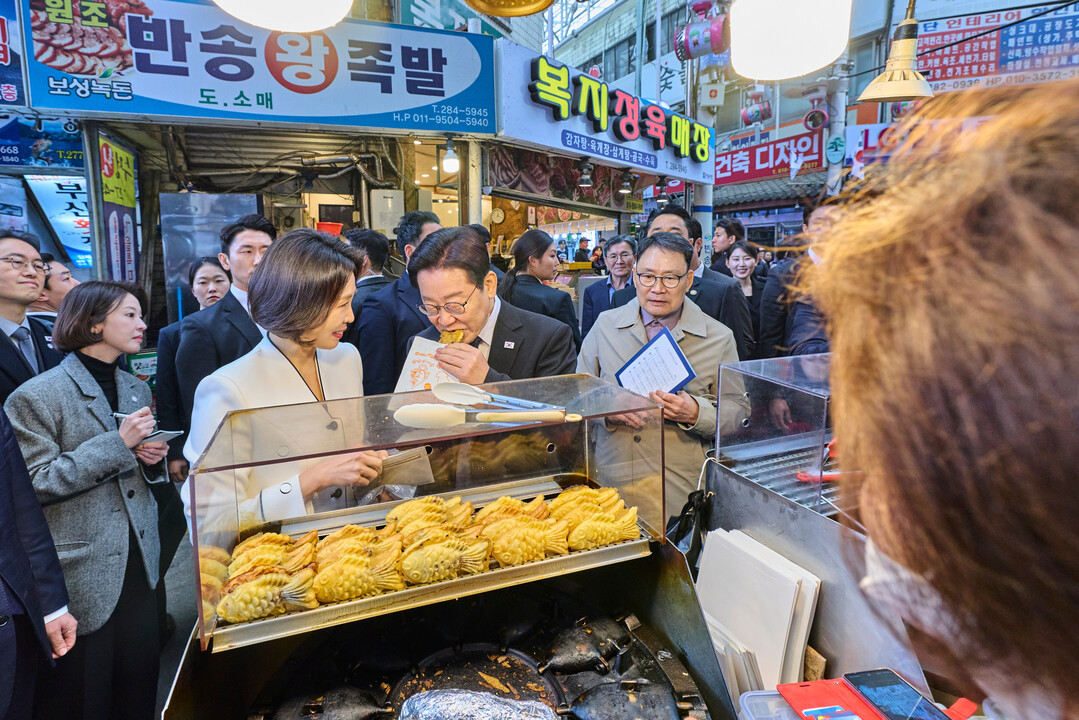 李대통령, 창원 시장서 장바구니 물가...