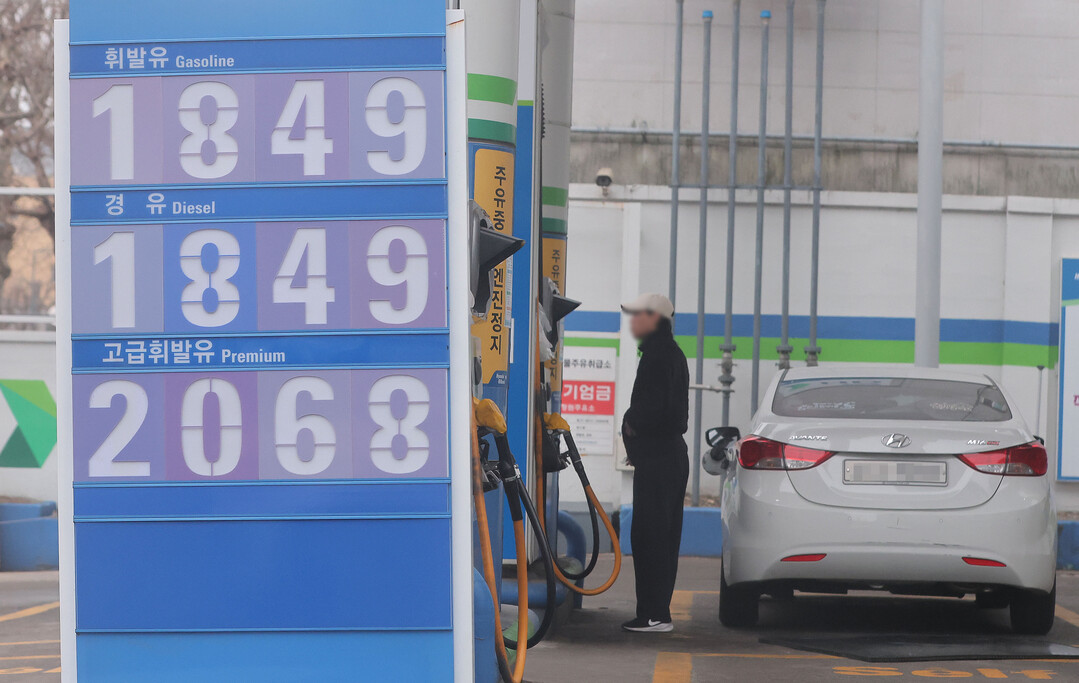 석유 최고가격제 시행 사흘째…주유소 ...