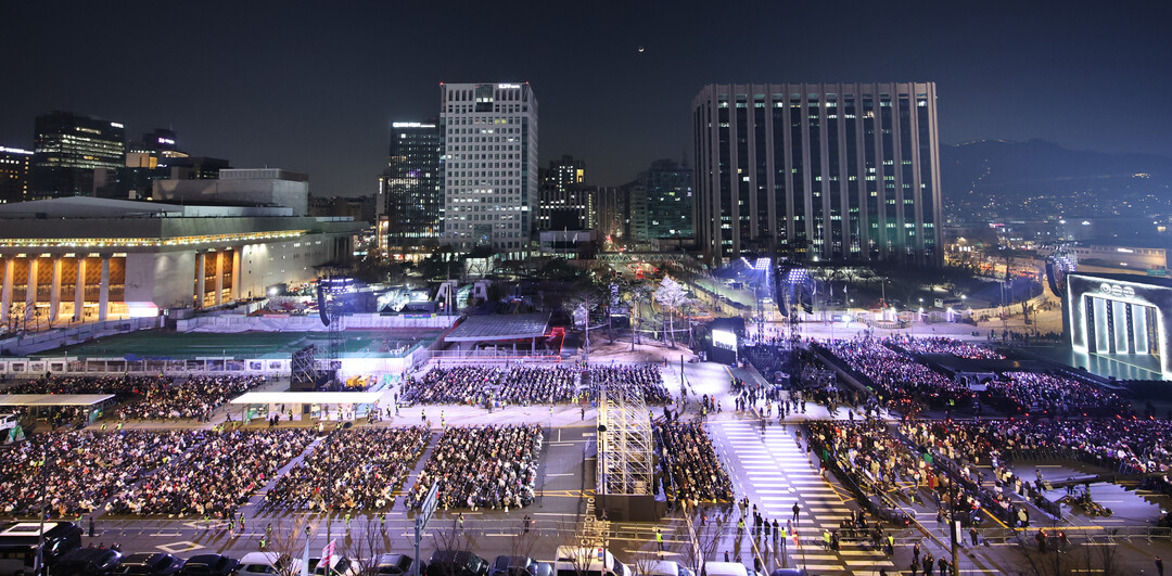 [BTS 컴백] 완전체 7인에 환호로...