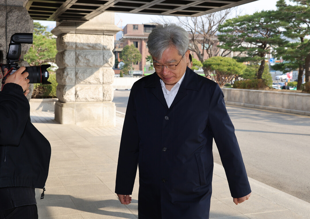 출근하는 김상환 헌법재판소장