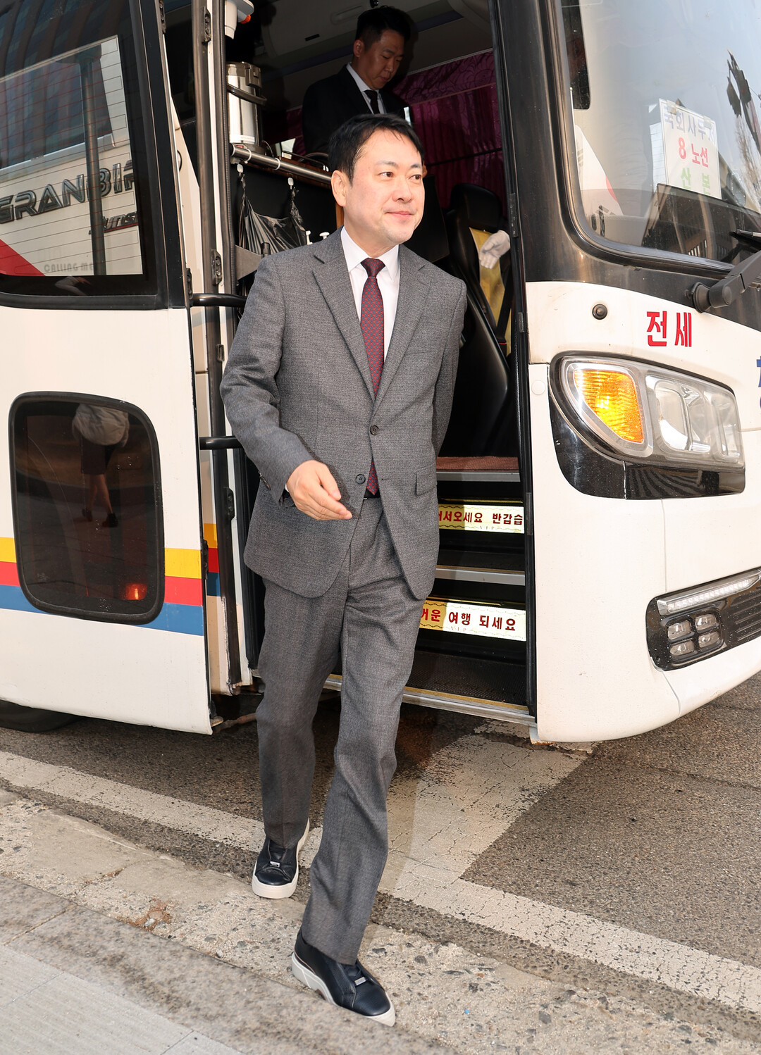 국회 통근버스 타고 출근하는 장동혁 ...