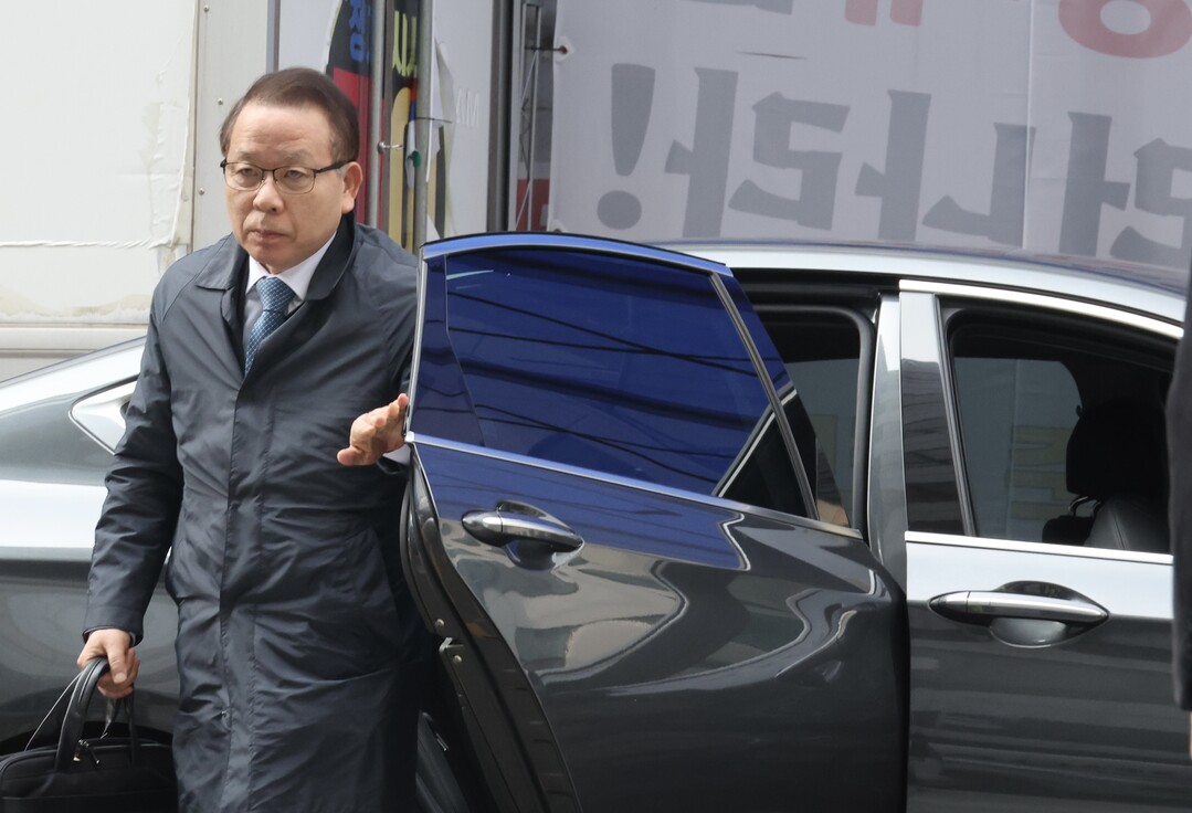 더불어민주당 중앙당사 들어서는 김이수...