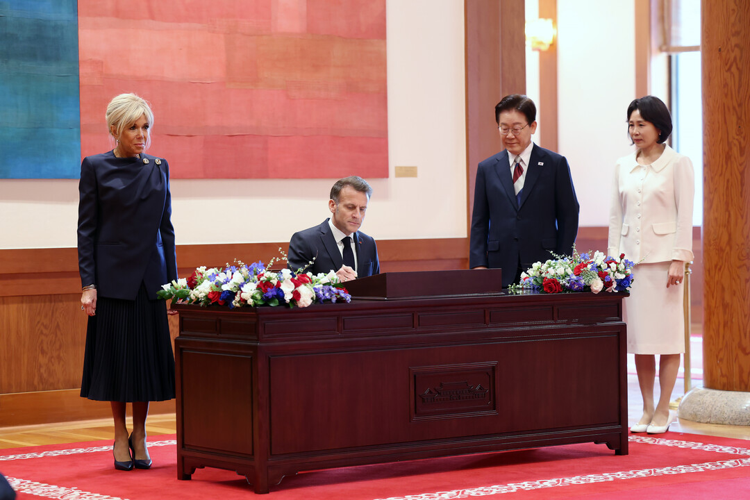 마크롱 대통령 방명록 작성 지켜보는 ...