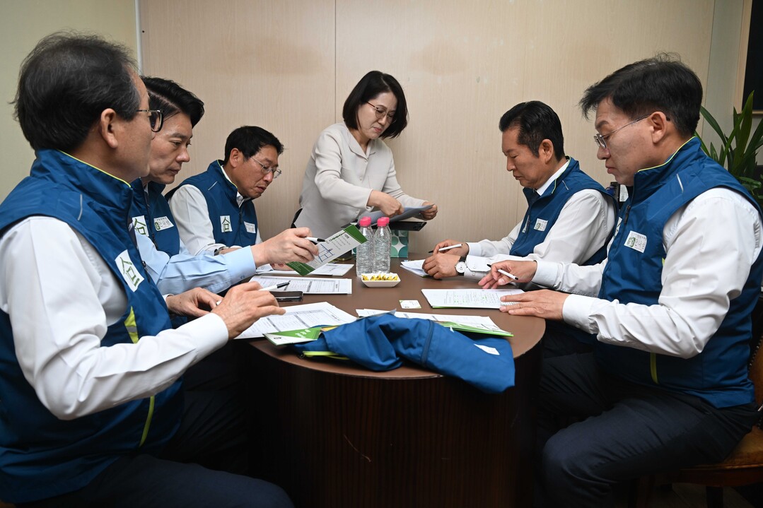 배식 봉사 설명 듣는 민주당 정청래 ...